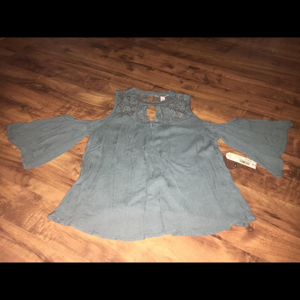 Beautiful Flowy shirt.